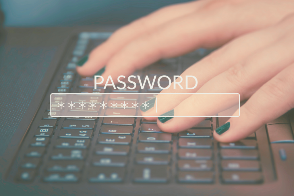 Tastatur mit weiblichen, schwar lackierten Fingernägeln